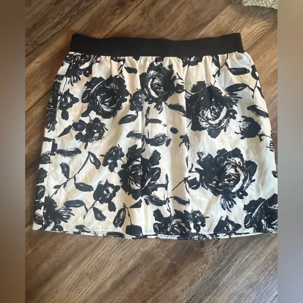 Loft by Ann Taylor ladies skirt size 14. Good condition. Elastic waist lined
